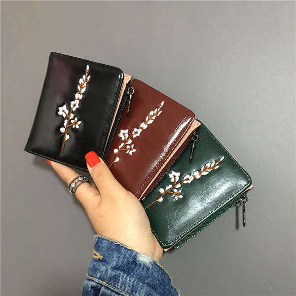 Дамски портфейл в няколко цвята с флорална декорация