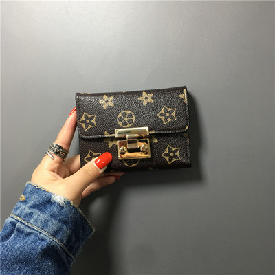 Модерен дамски портфейл с метална закопчалка