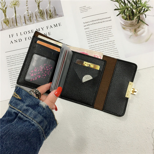 Модерен дамски портфейл с метална закопчалка