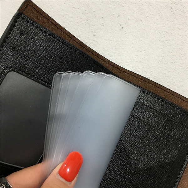 Модерен дамски портфейл с метална закопчалка