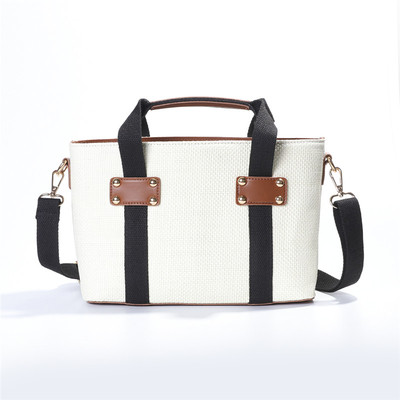 Стилна дамска чанта с елементи от еко кожа и метални нитове