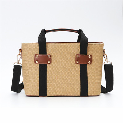 Стилна дамска чанта с елементи от еко кожа и метални нитове