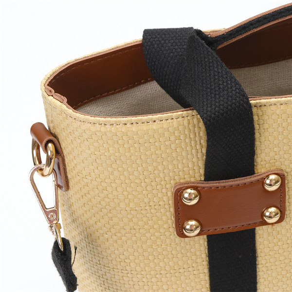 Стилна дамска чанта с елементи от еко кожа и метални нитове