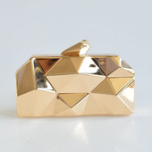 O geantă mică, elegantă, cu forme geometrice