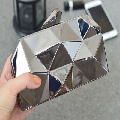 O geantă mică, elegantă, cu forme geometrice