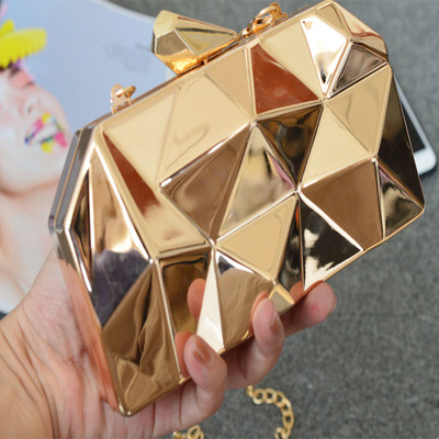 O geantă mică, elegantă, cu forme geometrice