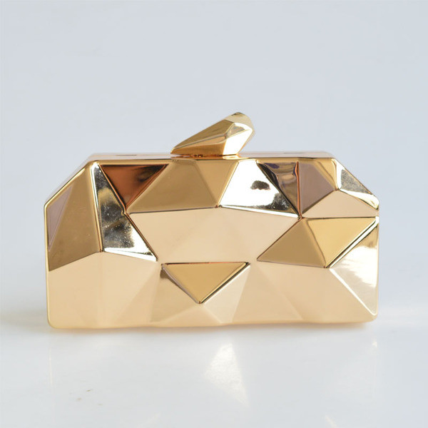 O geantă mică, elegantă, cu forme geometrice