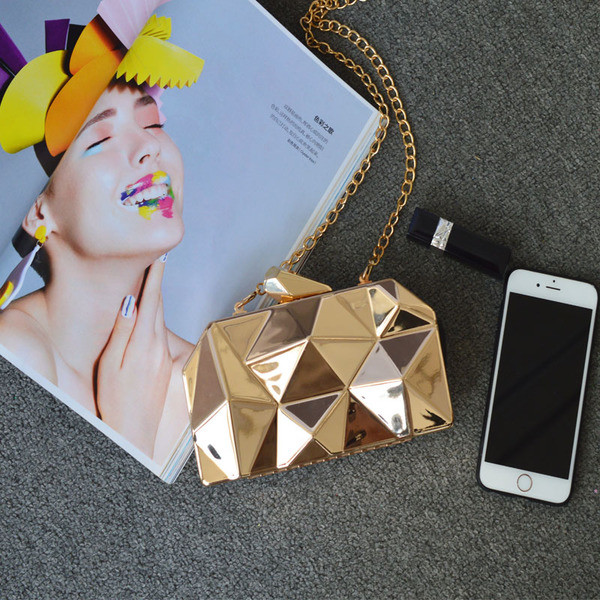 O geantă mică, elegantă, cu forme geometrice