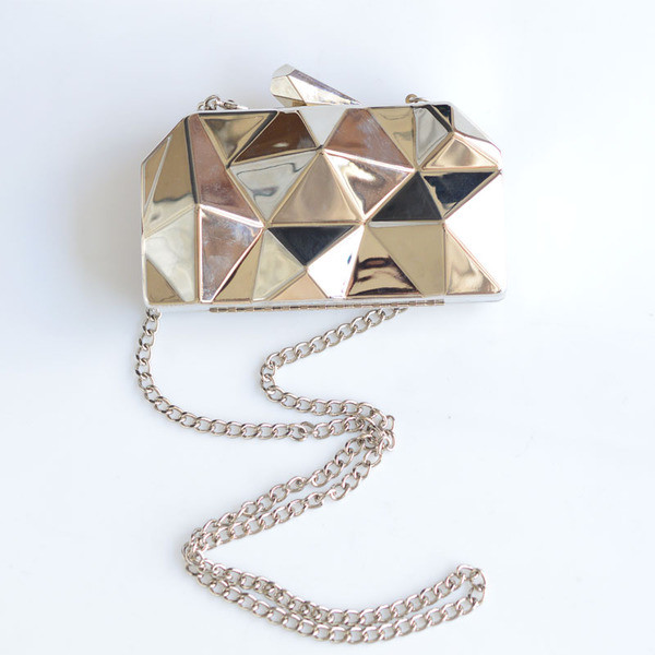 O geantă mică, elegantă, cu forme geometrice