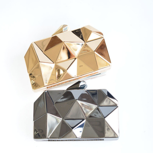 O geantă mică, elegantă, cu forme geometrice