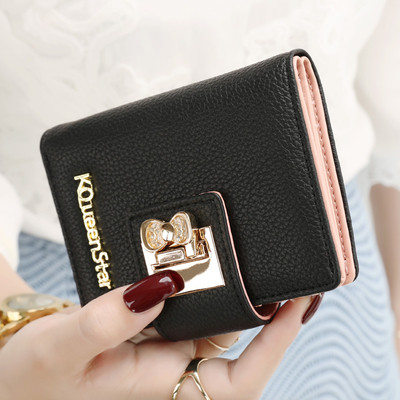 Дамски портфейл в няколко цвята с метален надпис и интересна закопчалка