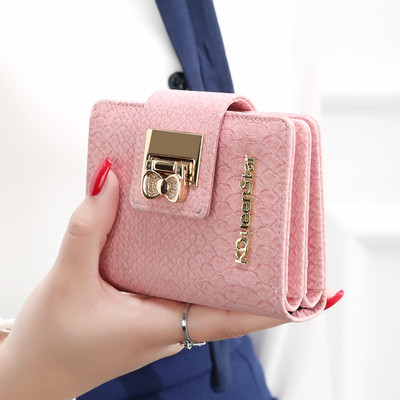 Дамски портфейл в няколко цвята с метален надпис и интересна закопчалка