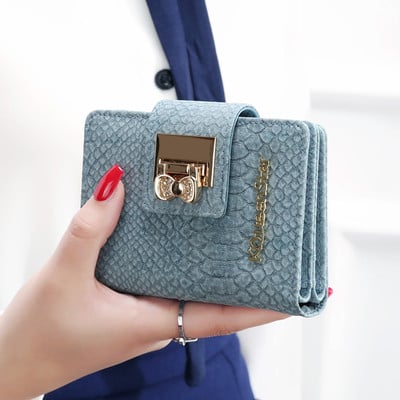 Дамски портфейл в няколко цвята с метален надпис и интересна закопчалка