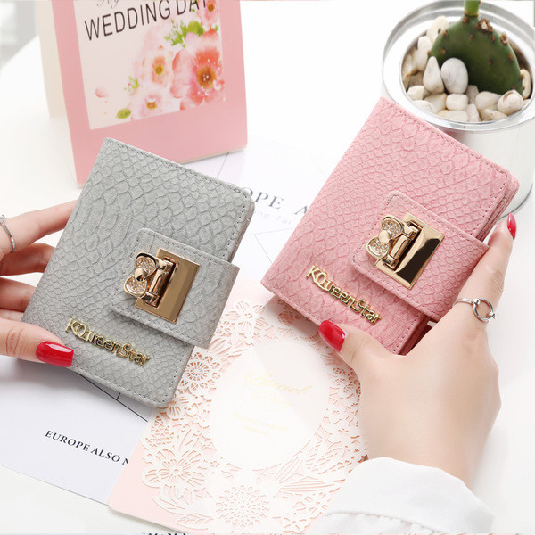 Дамски портфейл в няколко цвята с метален надпис и интересна закопчалка