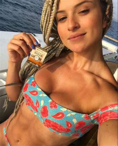 Модерен дамски бански костюм от две части с флорани мотиви