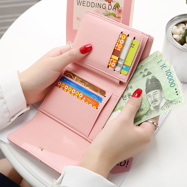 Интересен модел дамски портфейл в няколко цвята с 3D декорации