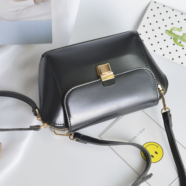 Geanta curata dama in mai multe culori cu buzunar la spate