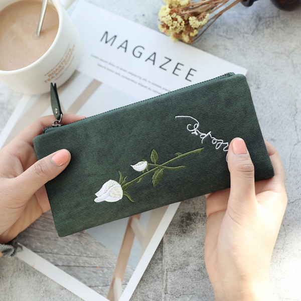 Portofel de dama modern in mai multe culori cu decor floral