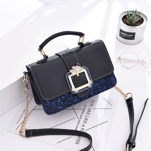 Geantă mică și elegantă de damă, cu cataramă decorativă