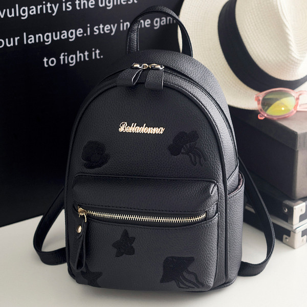 Дамска раница в черен цвят с декорация и надпис