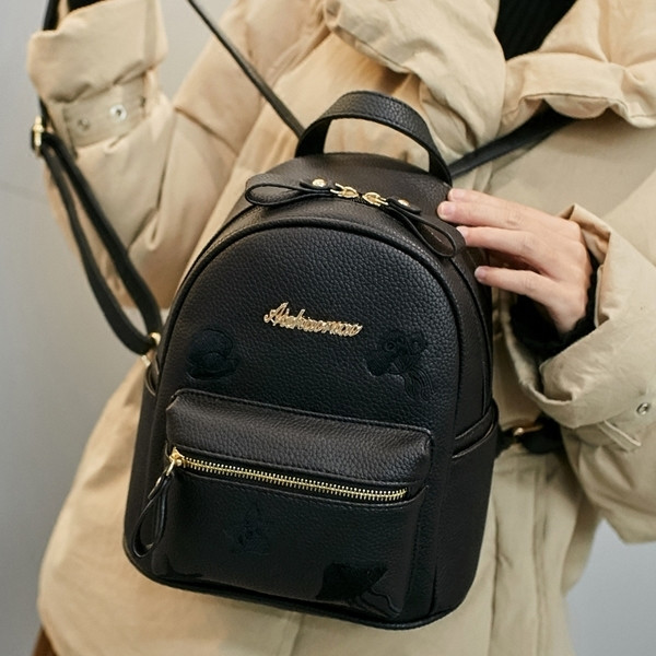 Дамска раница в черен цвят с декорация и надпис