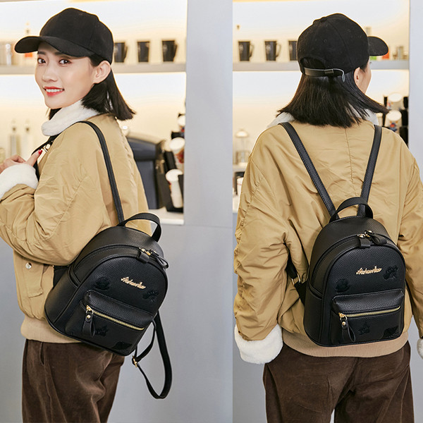 Дамска раница в черен цвят с декорация и надпис