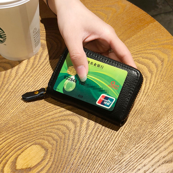 Малък дамски портфейл с цип и метална декорация