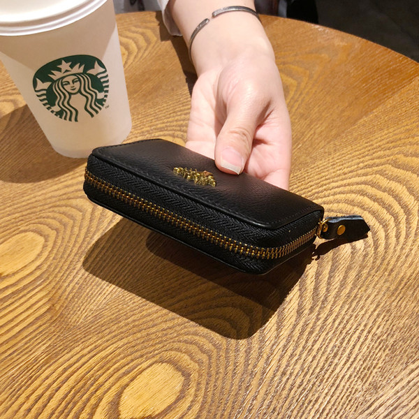 Малък дамски портфейл с цип и метална декорация