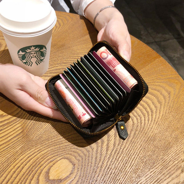 Малък дамски портфейл с цип и метална декорация