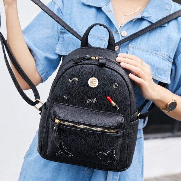 Дамска раница в черен цвят с апликации