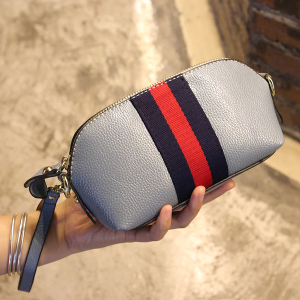 Portofel de dama modern cu fermoar si lant lung