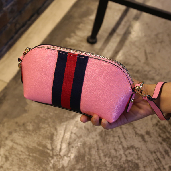 Portofel de dama modern cu fermoar si lant lung