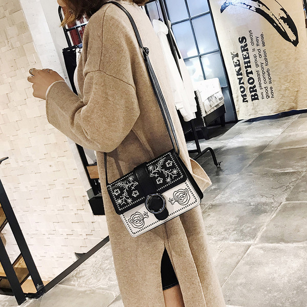 Geanta de dama mica moderna cu broderie