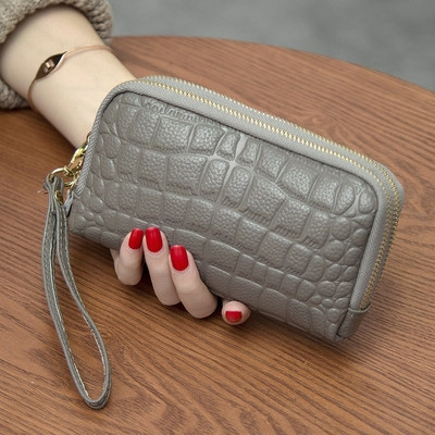 Portofel de dama modern cu fermoar si ciucuri