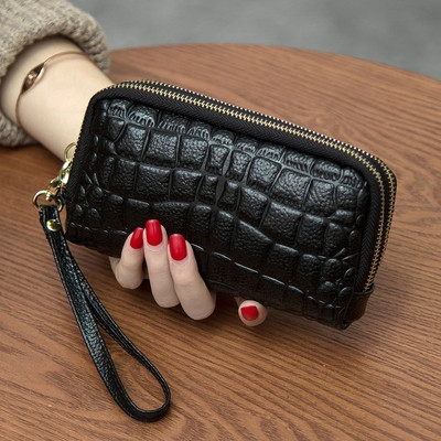 Portofel de dama modern cu fermoar si ciucuri