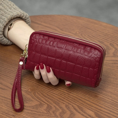 Portofel de dama modern cu fermoar si ciucuri