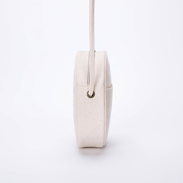 Geantă mică rotundă de damă cu o curea subțire de umăr