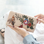 Frumos portofel de dama cu fermoar si motive florale