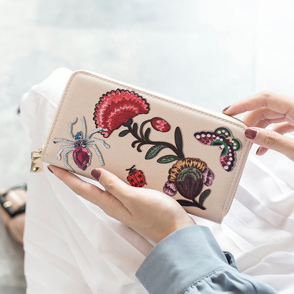 Frumos portofel de dama cu fermoar si motive florale