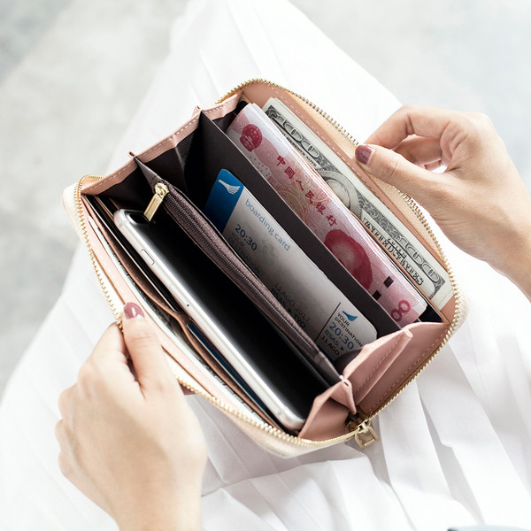 Frumos portofel de dama cu fermoar si motive florale