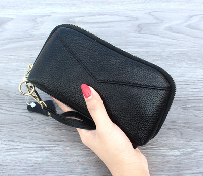 Красив дамски портфейл с флорални мотиви и пискюл в няколко цвята