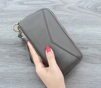 Красив дамски портфейл с флорални мотиви и пискюл в няколко цвята