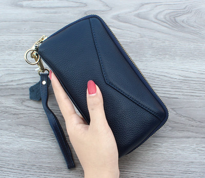 Красив дамски портфейл с флорални мотиви и пискюл в няколко цвята