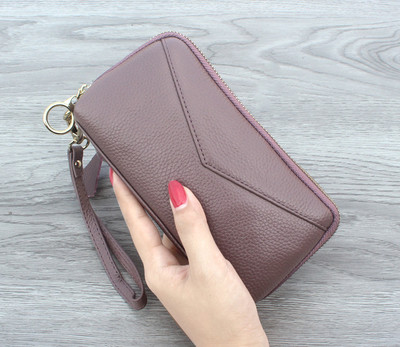 Красив дамски портфейл с флорални мотиви и пискюл в няколко цвята