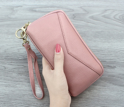 Красив дамски портфейл с флорални мотиви и пискюл в няколко цвята