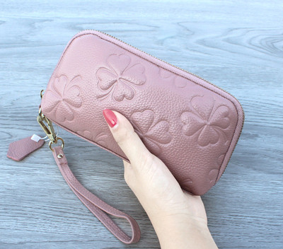 Красив дамски портфейл с флорални мотиви и пискюл в няколко цвята