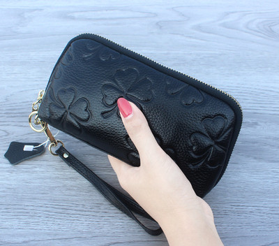 Красив дамски портфейл с флорални мотиви и пискюл в няколко цвята