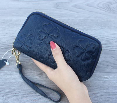 Красив дамски портфейл с флорални мотиви и пискюл в няколко цвята