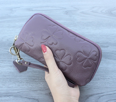 Красив дамски портфейл с флорални мотиви и пискюл в няколко цвята