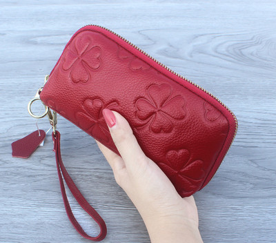 Красив дамски портфейл с флорални мотиви и пискюл в няколко цвята